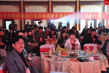 新鄉(xiāng)青峰總經(jīng)理余進先生出席新鄉(xiāng)市婚慶服務行業(yè)高峰論壇